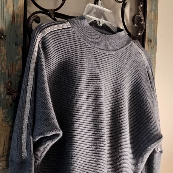 Jennifer Lopez Gray mockneck Sweater. Size XS - Picture 2 of 6